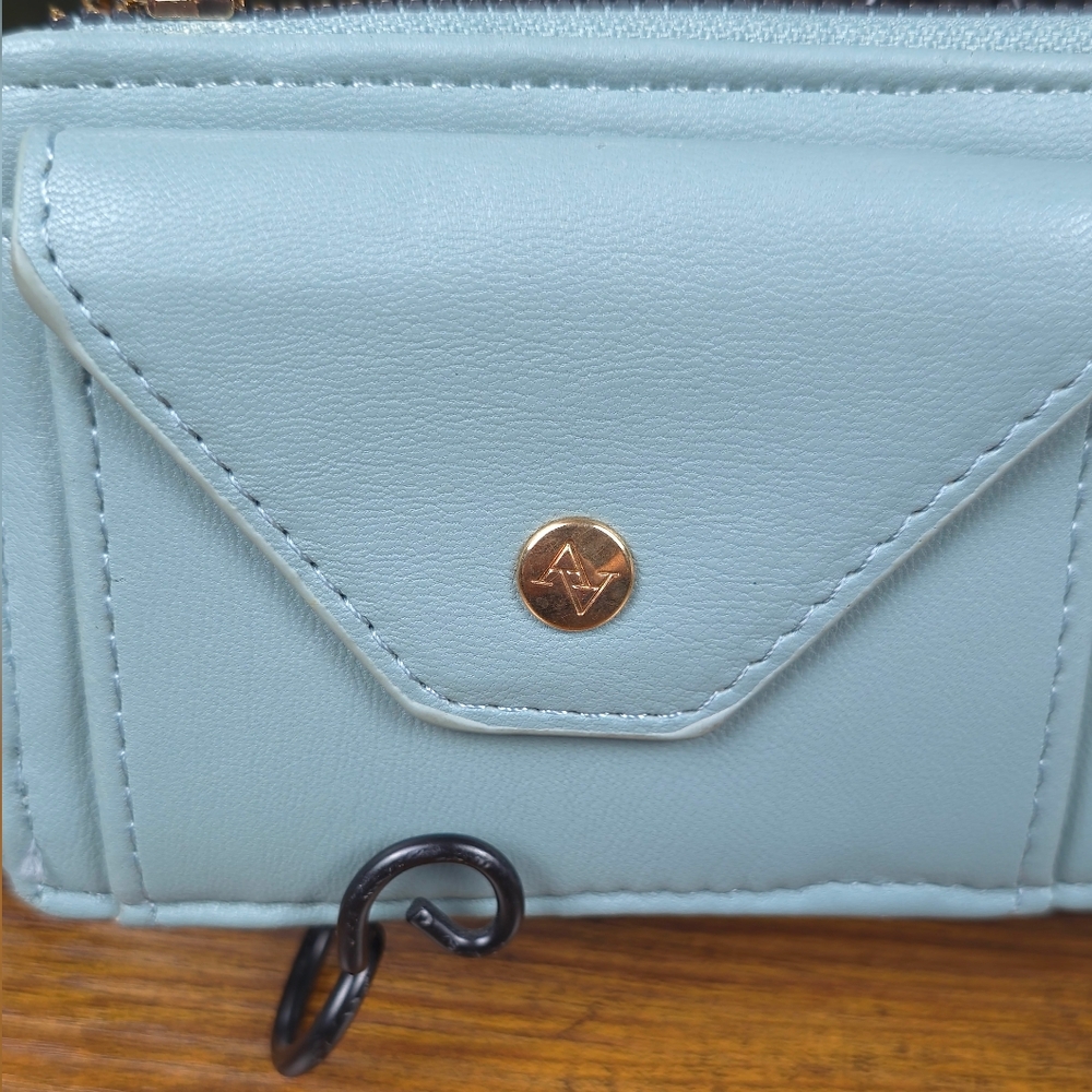 Adrienne Vittadini Quilted Green Wristlet with‎ Gold Hardware - Picture 5 of 8